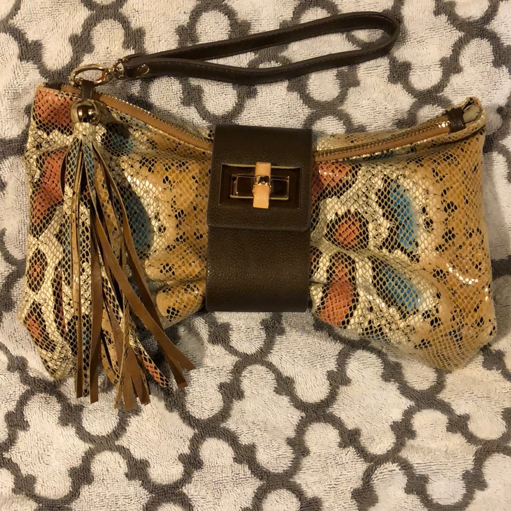 Clutch/wristlet